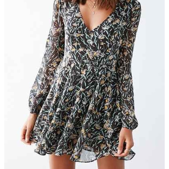 Kimchi Blue Poppy Deep-V Dress - Sz 2 - Picture 2 of 6